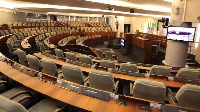 من “الشكارة” إلى “الكادنة”.. هكذا مرت العهدة البرلمانية الأكثر إثارة للجدل