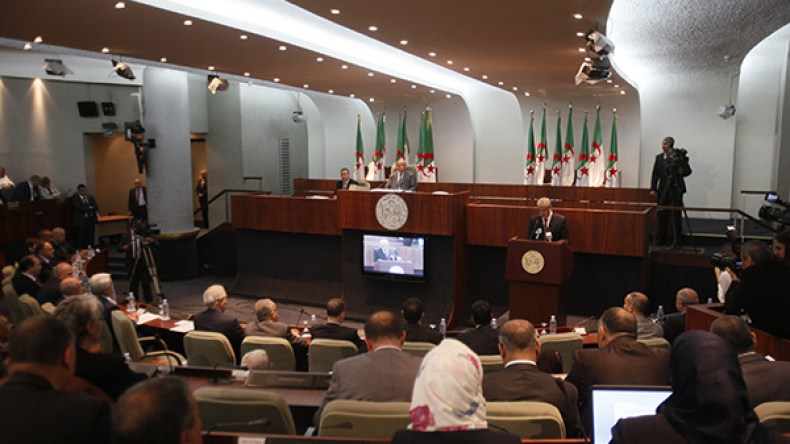 مناقشة مشروع قانون تبييض الأموال تم وفق القانون