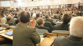 النواب يضغطون لرفع التجميد عن الزيادة في أجورهم