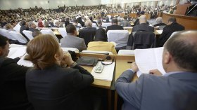 امتيازات البرلمان تفضح “نفاق” المعارضة في الكيل بمكيالين!