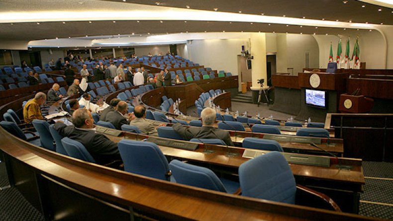 “عاشور” والدومينو” يهزمان الوزراء والنواب!