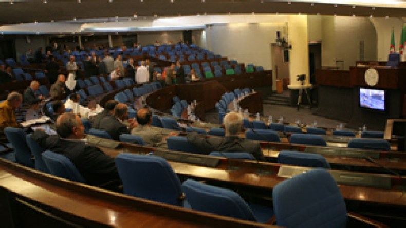 عقوبات تأديبية لقمع إفشاء السرّ المهني واستغلال وسائل الدولة بالبرلمان