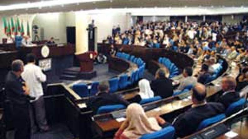 النواب يطالبون الحكومة بتسوية وضعية أراضي العرش