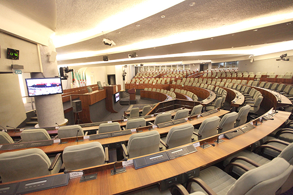 Algeria: Senators advocate further taxes on alcohol and tobacco and lash at mismanaged austerity measures