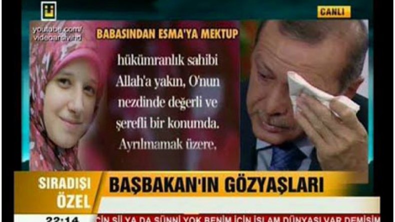 عينا أردوغان تفيضان بالدموع لدى سماعه رثاء أسماء البلتاجي