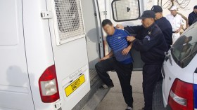 منظم رحلات “الموت” يبلغ عن سرقة سيارته فيقع في قبضة الأمن