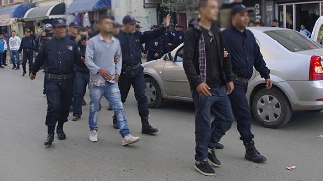 مسبوقون يهاجمون الشرطة بالكلاب المدربة في البليدة