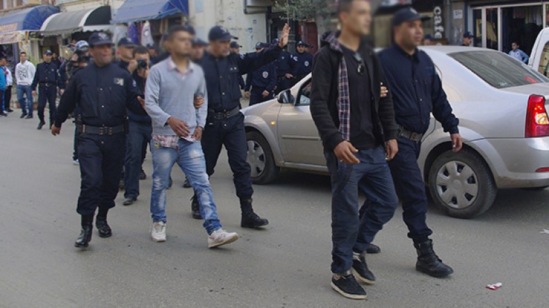 مسبوقون يهاجمون الشرطة بالكلاب المدربة في البليدة