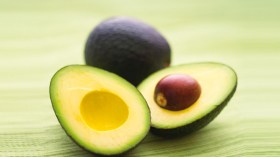 الأفوكادو لعناية فائقة بالشعر المتضرر والمتكسر