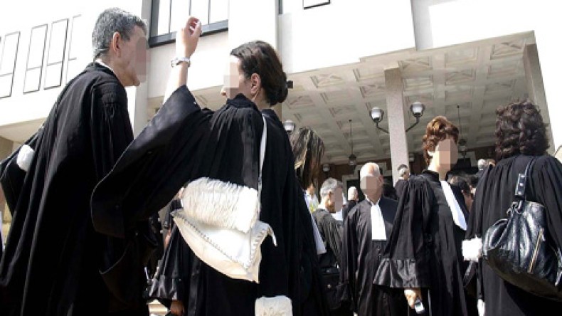 الجبة السوداء.. زي مميّز يلبسه المحامون للدفاع عن المواطنين