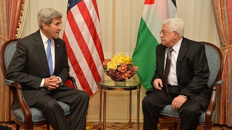 كيري يوجه رسالة سرية لعباس.. ماذا قال له؟
