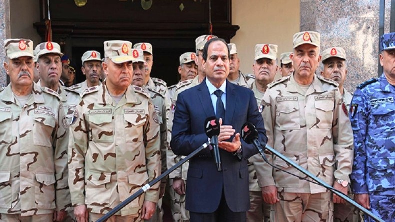 السيسي: لن يسمح لأصحاب “توجهات دينية معينة” بالانضمام للجيش