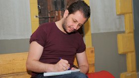 تنحية مخرج “ناس السطح” من منصبه بسبب صورة لكاتب ياسين!