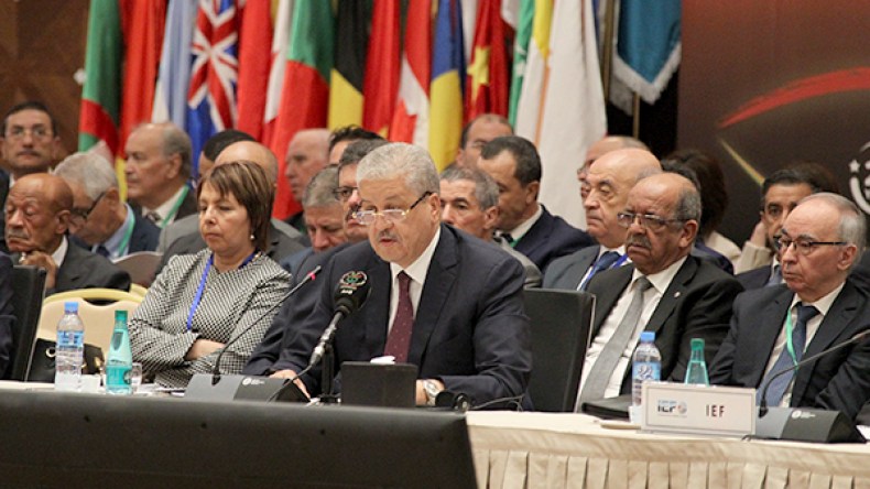 الجزائر تجمع فرقاء الحروب على “طاولة” البترول