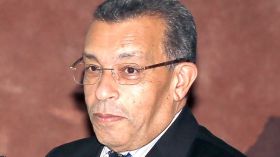 وزير المالية: “يؤسفني أن أبلغكم بتجميد المشاريع”