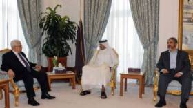 أمير قطر يجتمع مع عباس ومشعل