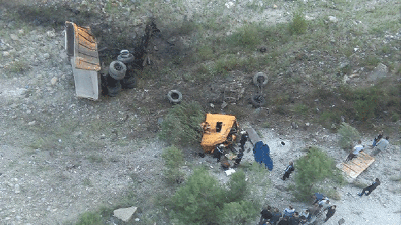 سائق شاحنة يفضل الموت على سحق السيارات؟