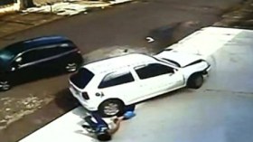 نجاة طفل وجدته بعد أن دهستهما سيارة في البرازيل