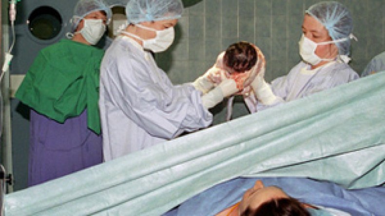 ‭ ‬ولد‭ ‬عباس‭ ‬يحذر‭ ‬الأطباء‭ ‬من‭ ‬العمليات‭ ‬القيصرية‮ ‬ويطالب‭ ‬بتقليصها‭  ‬