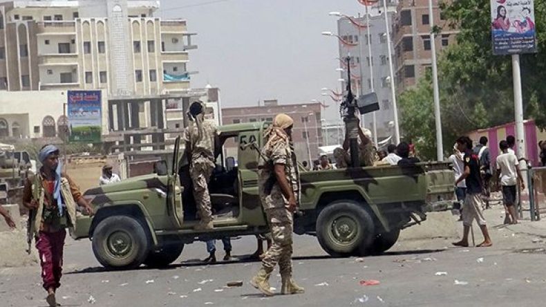 انفجار سيارة ملغومة قرب البنك المركزي في عدن