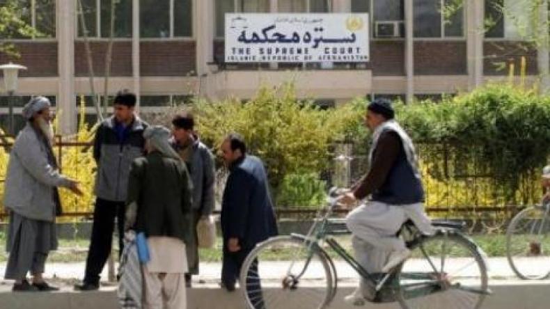 طالبان تقتل 12 من عمال إزالة الألغام في أفغانستان