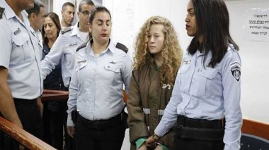 تمديد اعتقال الفتاة الفلسطينية عهد التميمي ليومين إضافيين