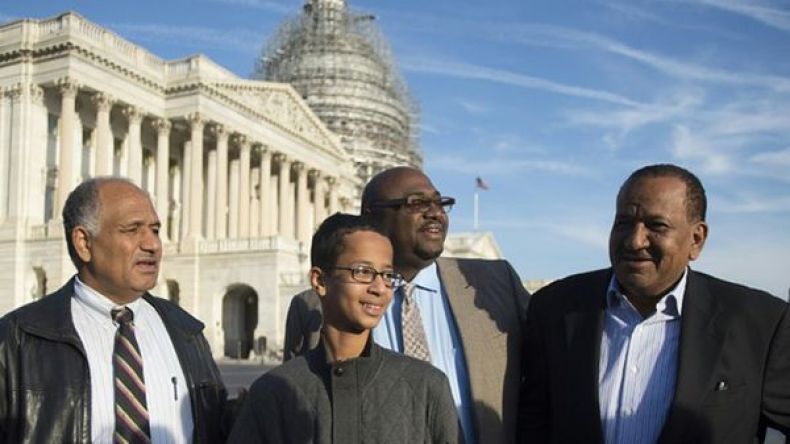 التلميذ الذي أوقف في أمريكا للاشتباه بأنه صنع قنبلة ينتقل إلى قطر