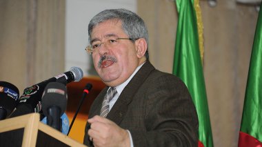 Ouyahia inaugure la campagne électorale 2017 sur facebook