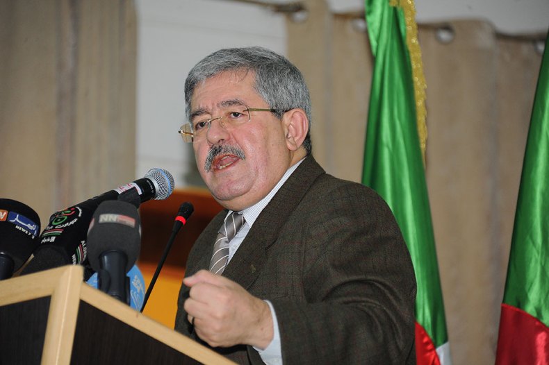 Ouyahia inaugure la campagne électorale 2017 sur facebook