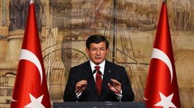 داود أوغلو: ليت الأسد يبقى في موسكو ليرتاح الشعب السوري