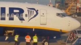 كاميرا ترصد استهتار عمال مطار بحقائب المسافرين