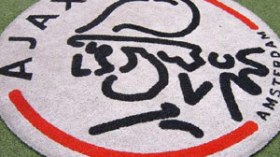 الصهاينة يشجعون أجاكس.. وغانيان بعلم السداسية