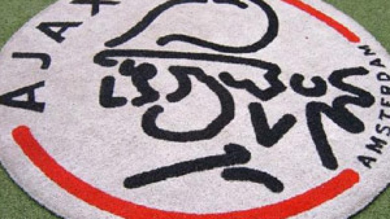 الصهاينة يشجعون أجاكس.. وغانيان بعلم السداسية