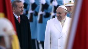 أردوغان يكشف قصره الفخم أثناء زيارة البابا