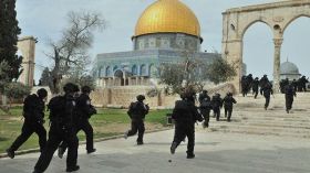 120 مستوطناً يقتحمون المسجد الأقصى