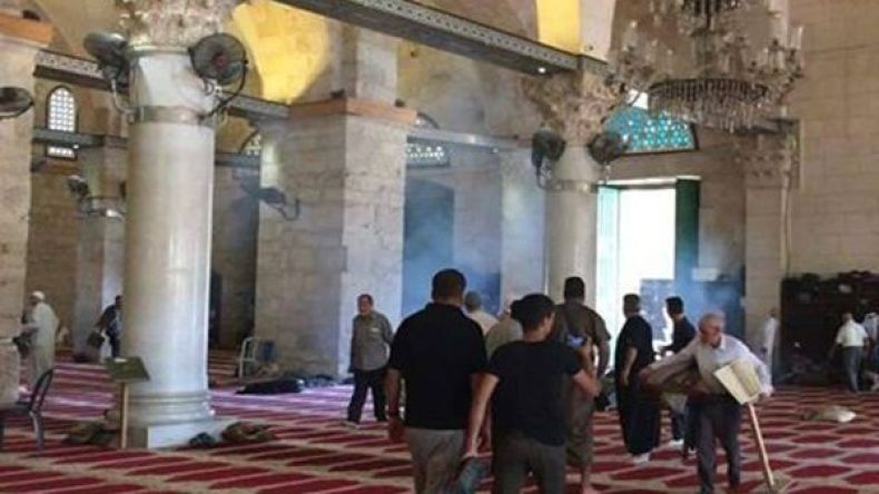 مواجهات في المسجد الأقصى بين المصلين وقوات الاحتلال