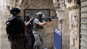 إصابة فتاة فلسطينية برصاص مستوطن حاولت طعنه في القدس