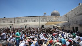 300 ألف فلسطيني يؤدون صلاة الجمعة في الأقصى
