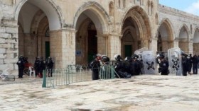 شرطة الاحتلال تعتقل اثنين من المصلين في المسجد الأقصى