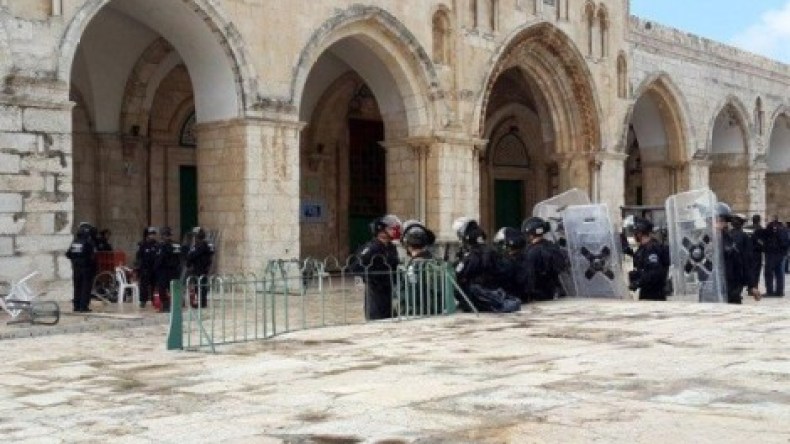 شرطة الاحتلال تعتقل اثنين من المصلين في المسجد الأقصى