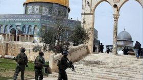 الاحتلال يعتقل حارساً بالأقصى تزامناً مع اقتحام 50 مستوطناً