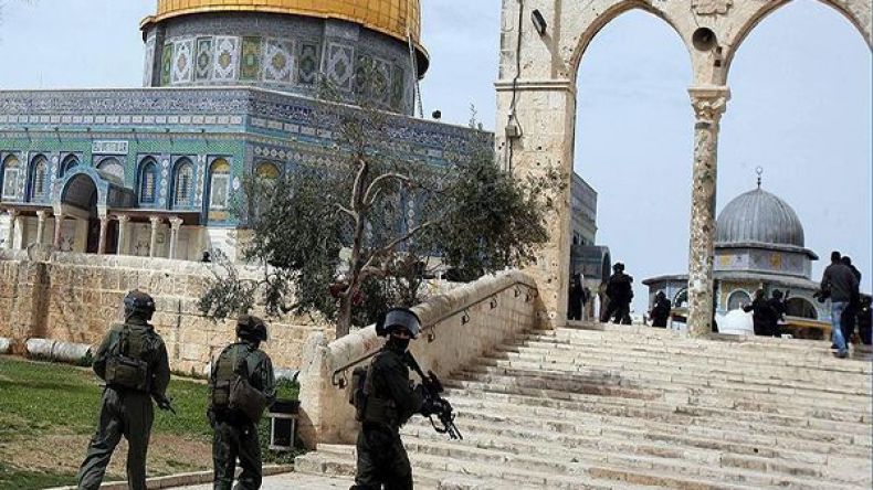 الاحتلال يعتقل حارساً بالأقصى تزامناً مع اقتحام 50 مستوطناً