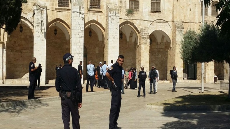 قوات الاحتلال تنسحب من المسجد الأقصى مخلفة دماراً وإصابات