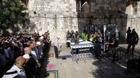 مستوطنون يقتحمون الأقصى ورفض فلسطيني لبوابات الاحتلال