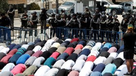 الفلسطينيون يرفضون دخول الأقصى من بوابات الاحتلال