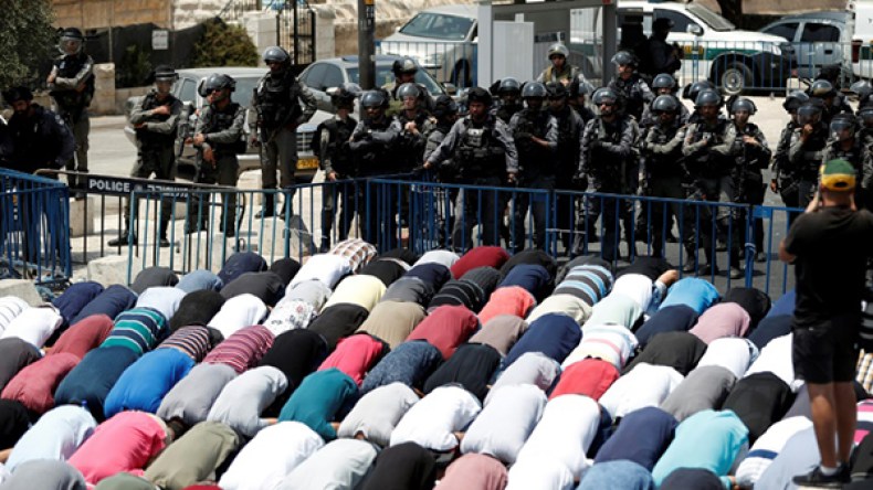 الفلسطينيون يرفضون دخول الأقصى من بوابات الاحتلال