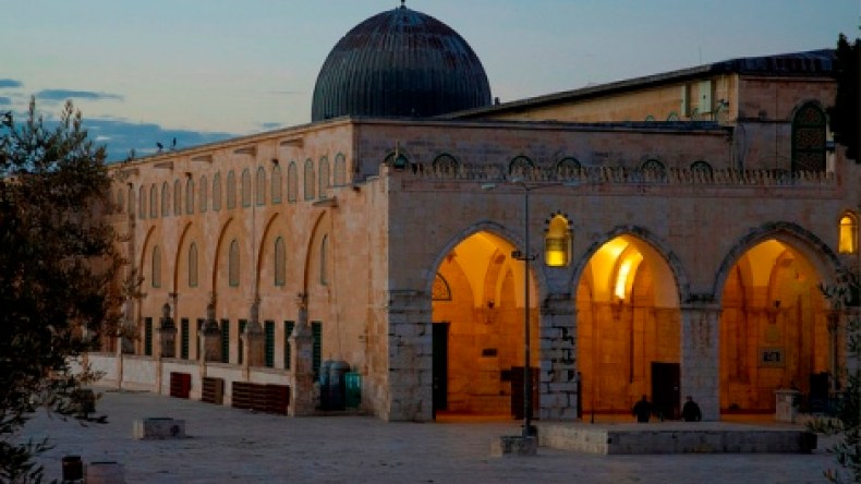الاحتلال يمنع وزير القدس من دخول الأقصى