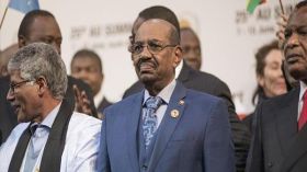 البشير يصل إندونيسيا في أحدث تحدٍ للمحكمة الجنائية الدولية