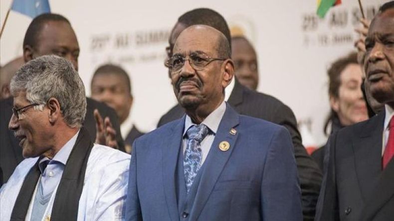 البشير يصل إندونيسيا في أحدث تحدٍ للمحكمة الجنائية الدولية