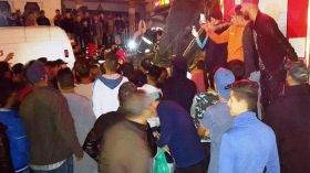 مغاربة ينتفضون احتجاجاً على “طحن” بائع أسماك